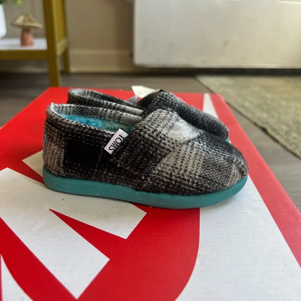 NWT TOMS Toddler Tiny Classic Slip On Grey Plaid